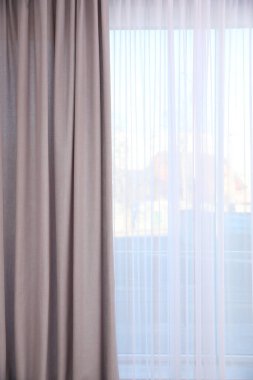 Zarif perdeleri olan pencere, yakın çekim manzarası.