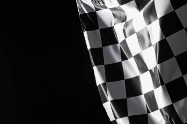 Siyah arkaplanda bir yarış bayrağı, metin için boşluk