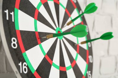 Arkaplanda bulanık okları olan dart tahtası, yakın plan