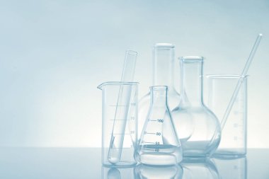 Ayna yüzeyindeki laboratuvar camları ışık arkaplanı, metin için boşluk