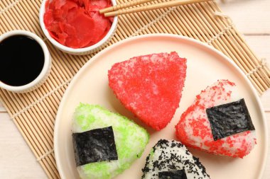 Lezzetli tobiko onigiri (Japon pirinç topları) beyaz ahşap masa üzerinde servis edilir.