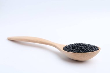 Tahta kaşıkta çiğ mercimek.