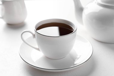 Taze demlenmiş çay, beyaz masada, yakın plan.