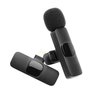 Lavalier mikrofon ve kablosuz alıcı beyaz renkte izole edildi