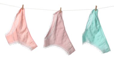 Çamaşır ipinde güzel iç çamaşırları beyaz arka planda