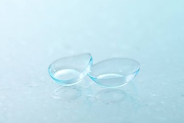 Ayna yüzeyine bir çift kontak lens ve su damlası, yakın plan.