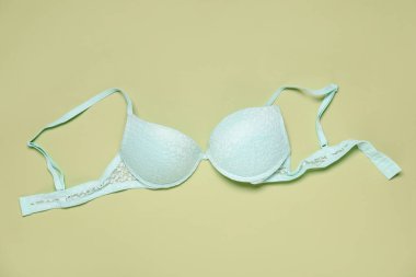 Açık yeşil arka planda güzel dantel sütyen, üst manzara