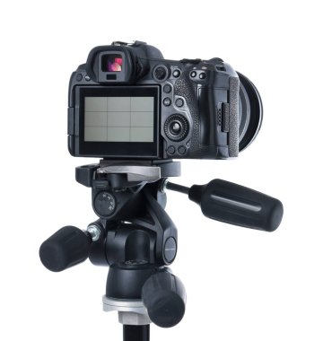 Modern profesyonel video kamera beyaza izole edildi