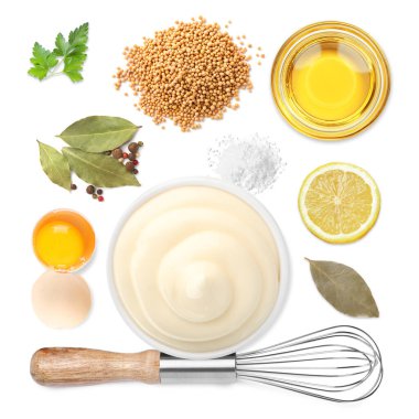 Mayonez malzemeleri ve beyaz arka planda hazırlanmış sos. Üst görünüm