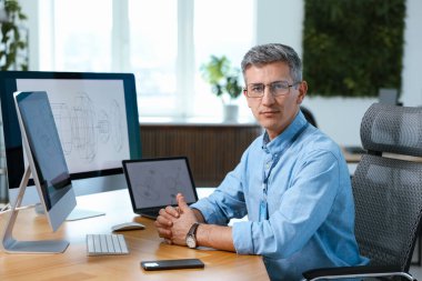 Masada üzerinde cihazlar bulunan mühendisin portresi