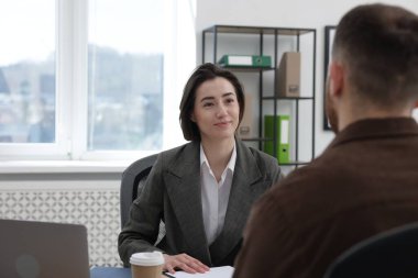 Aday ve adayın ofiste iş görüşmesi var.