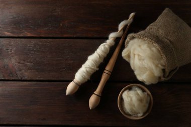 Beyaz ahşap masada yumuşak yün ve ipek kumaşlar, düz. Metin için boşluk