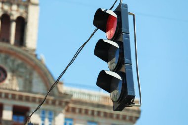 Mavi gökyüzüne karşı trafik ışığının görüntüsü