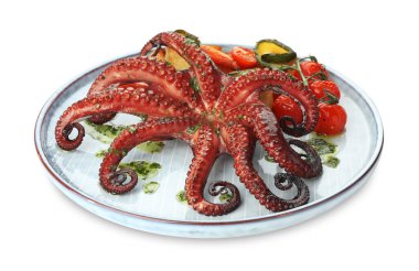 Bitki soslu kızarmış ahtapot ve beyaz üzerine izole edilmiş sebzeler.