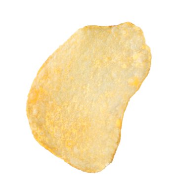 Beyaza izole edilmiş lezzetli bir patates cipsi.