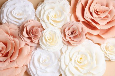 Bej arka planda güzel kağıt çiçekler, düz uzanmış