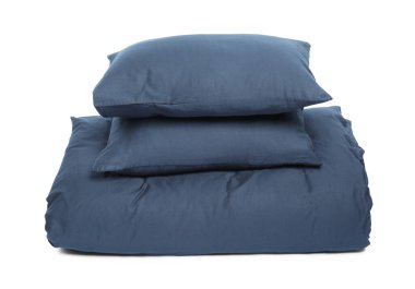 Beyaz arkaplanda ipek çarşaflar ve yastıklar