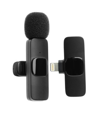 Lavalier mikrofon ve kablosuz alıcı beyaz, üst görünümde izole