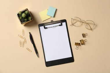 Düz kompozisyon, pano ve bej arkaplan üzerine boş kağıt. Metin için boşluk