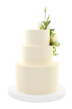 Beyaz çiçeklerle süslenmiş nefis düğün pastası.