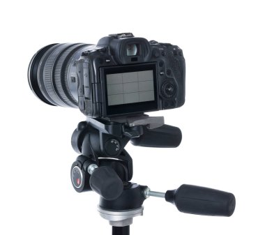 Modern profesyonel video kamera beyaza izole edildi