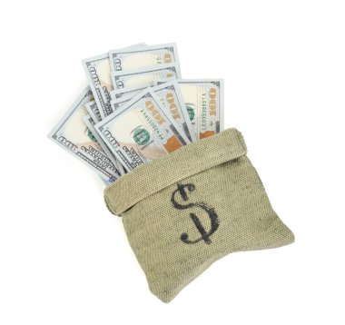 Dolar işaretli para çantası ve banknotlar beyaz, üst görünümde izole