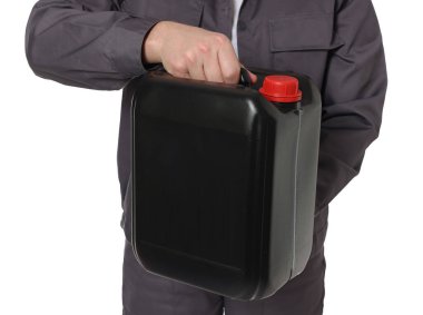 Beyaz arka planda plastik kutu tutan adam, yakın plan.