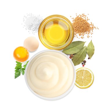 Mayonez malzemeleri ve hazırlanmış sos beyaz arka plan, üst görünüm