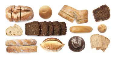 Beyaz, üst görünümde izole edilmiş farklı ekmek türleri