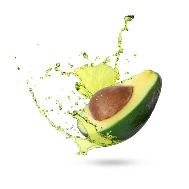 Avokado ve yağın yarısı beyaz zemine sıçrıyor.