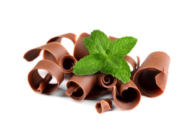 Beyaz arka planda çikolatalı bukleler ve nane yaprakları