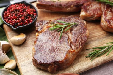 Lezzetli et ve baharatlar masanın üzerinde, yakın plan.