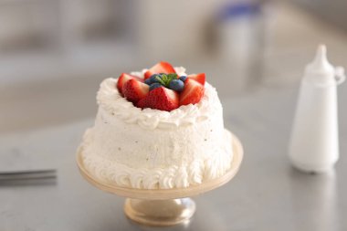 Masada çilekli ve yaban mersinli lezzetli pasta, yakın plan.