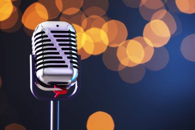Koyu mavi arka plana karşı klasik bir mikrofon, mesaj için boşluk. Bokeh etkisi