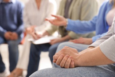 İçeride psikoterapi gören bir grup insan, yakın çekim.