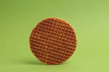 Yeşil arka planda lezzetli yuvarlak bir waffle