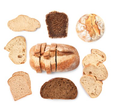 Beyaz, üst görünümde izole edilmiş farklı ekmek türleri