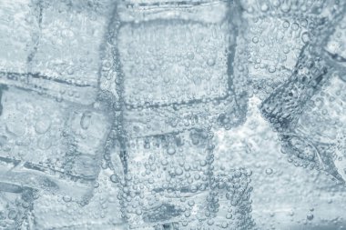 Arka plan olarak buz küplü soda, yakın plan.