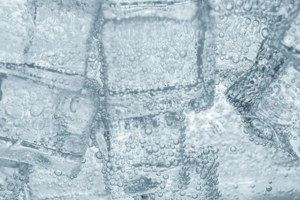 Arka plan olarak buz küplü soda, yakın plan.