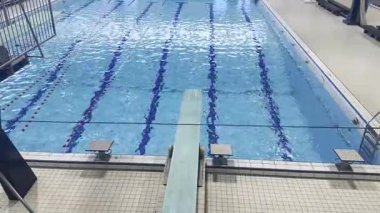 Temiz su ve sıçrama tahtasıyla yüzme havuzu.