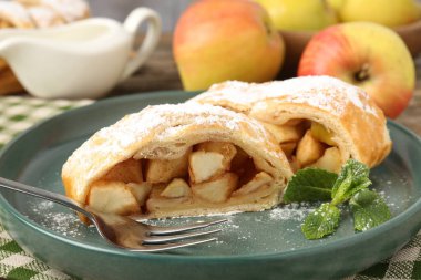 Lezzetli elmalı turta, pudra şekeri, nane ve çatal, yakın plan.