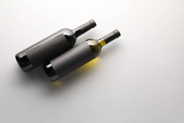 Beyaz arka planda şarap şişeleri, düz yatış. Metin için boşluk