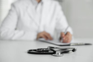 Doktor çalışıyor ve steteskop hastanedeki masada, seçici odaklanma