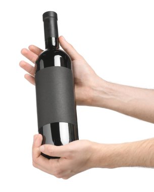 Beyaz arka planda lüks şarap şişesi tutan adam. Tasarım için model