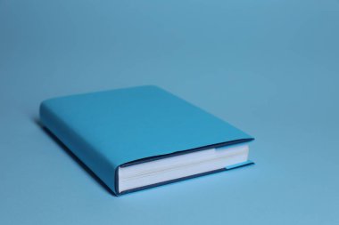 Açık mavi arkaplan üzerine bir renk kitabı, yakın plan