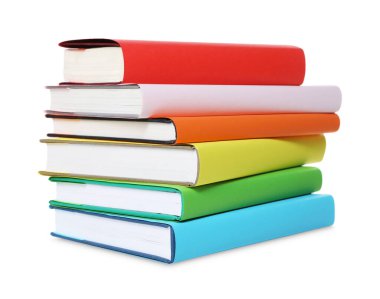 Beyaz arkaplan üzerine renkli kitap yığını