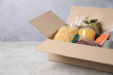 Gri desenli masada farklı gıda ürünleri var.