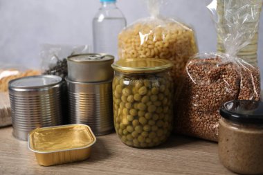 Ahşap masada farklı gıda ürünleri, yakın çekim.