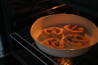 Fırında pişmemiş krakerlerle pişirme tabağı, yakın plan.