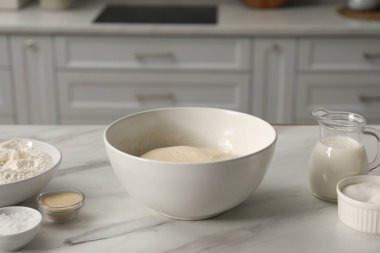 Kraker yapıyorum. Hamur ve malzemeler mutfaktaki masada.